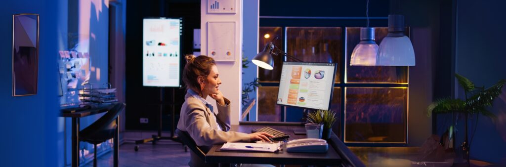 Como Escolher Ferramentas de Inteligência Artificial em Marketing com Foco em Resultados Reais 10 Profissional de marketing analisando dashboards com uso de ferramentas de IA em ambiente corporativo moderno.