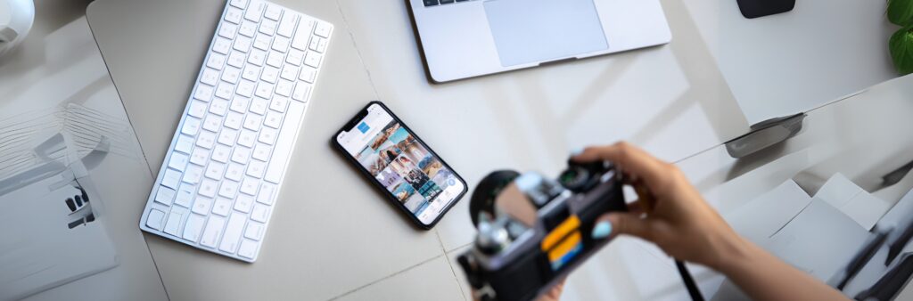 Profissionais de marketing analisando estratégias de redes sociais em ambiente corporativo.