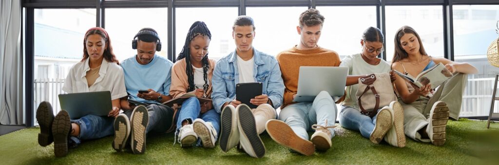 Jovens da Geração Z usando diferentes dispositivos digitais, representando hábitos modernos de consumo de conteúdo.